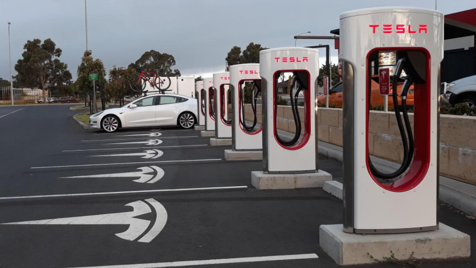 能源危機｜Tesla歐洲充電站加價 車主成本逼近燃油車