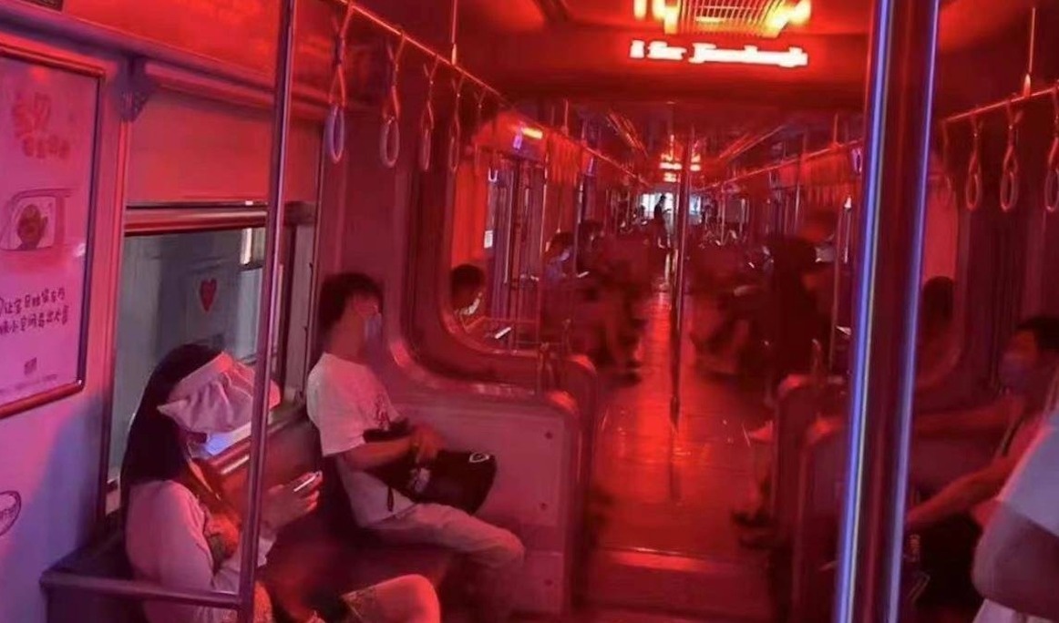 高溫限電｜重慶地鐵車廂關部份照明 網民笑言氣氛似密室遊戲