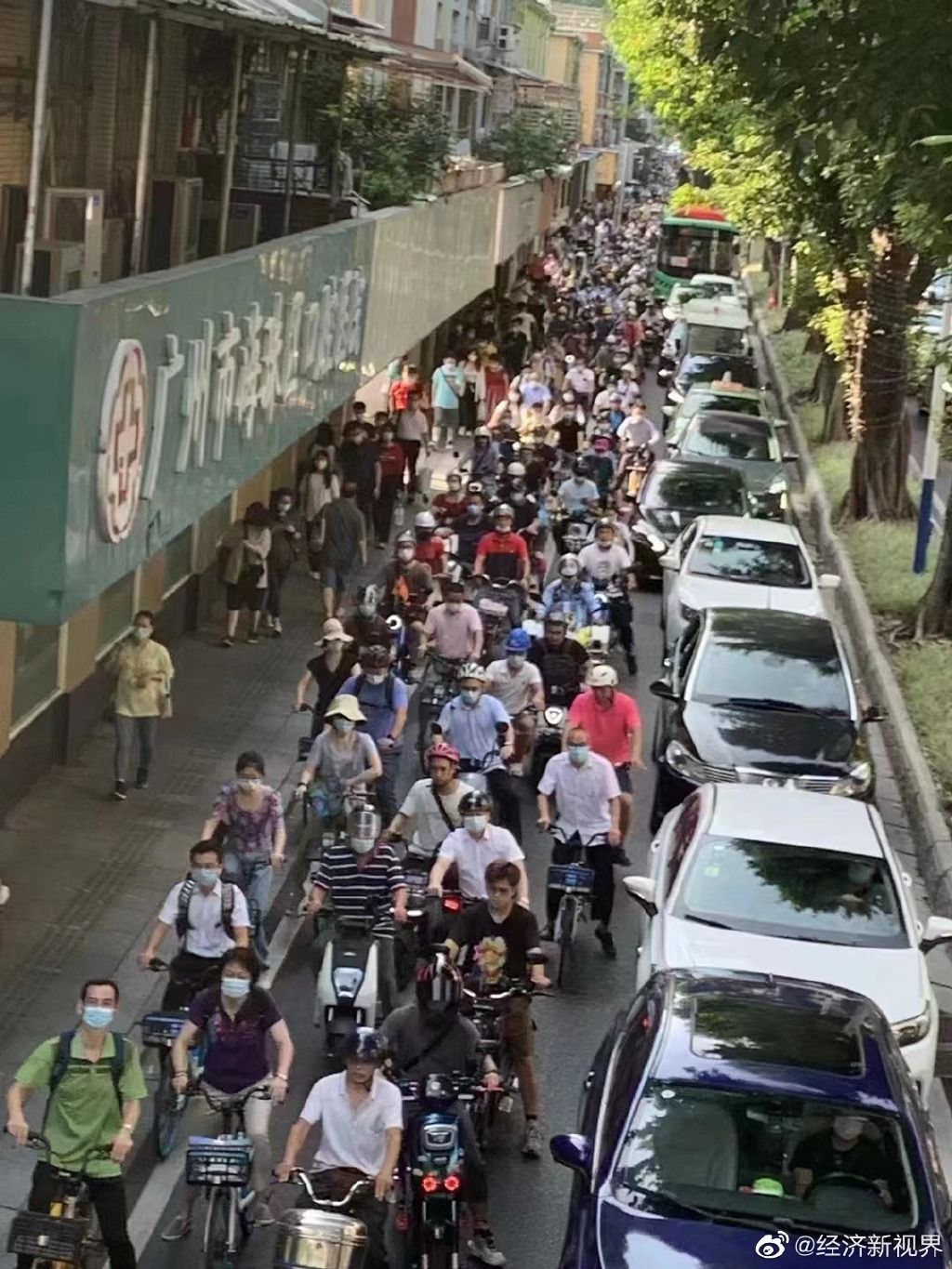 廣州海珠區學校停課 地鐵巴士停運 大量市民騎單車回家