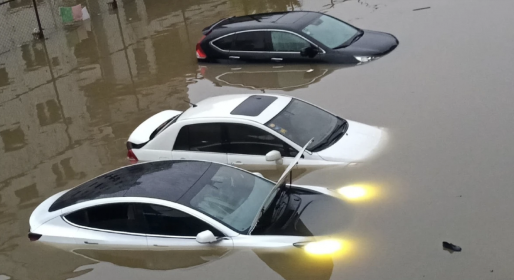 水災之後｜內地「水浸車」湧現 有車廠睇準商機收車 兩年車齡Tesla叫價10萬