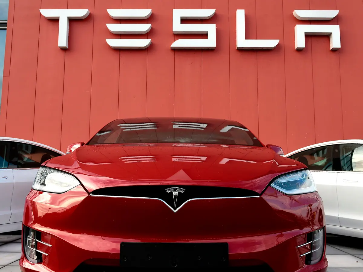 新能源車｜外媒：Tesla向中國註冊 全自動輔助駕駛軟件 計劃今年推 考慮按月收費